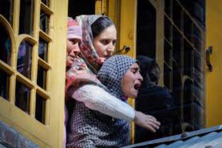 Seven people, including six tourists from Delhi, were arrested for allegedly assaulting local youths in Srinagar, Pauri.