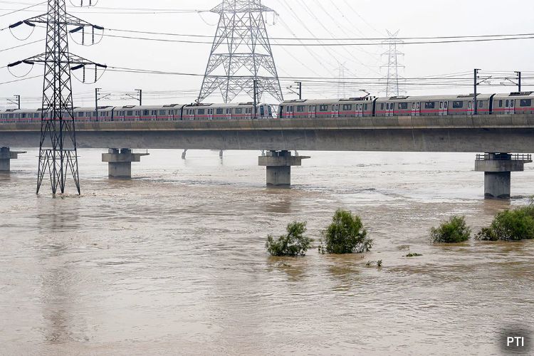 Delhi government is planning to build a new bridge over the Yamuna River.