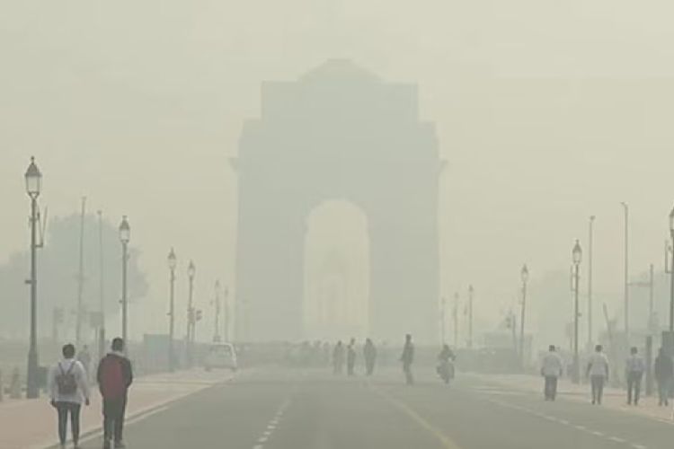 Dense fog in Delhi reduces visibility, air quality 'very poor'