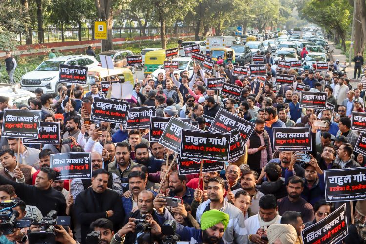 Controversy erupts over Rahul Gandhi calling Union Minister Bittu a 'traitor', BJP hits back