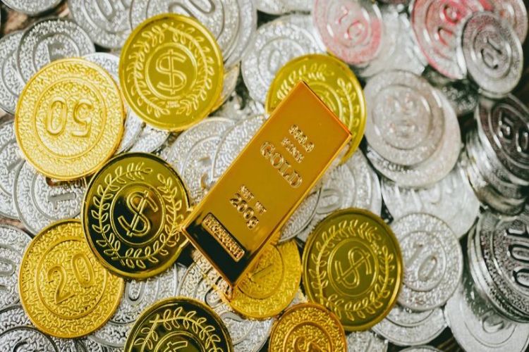 Gold and silver prices fall sharply by 10 percent in the futures market.