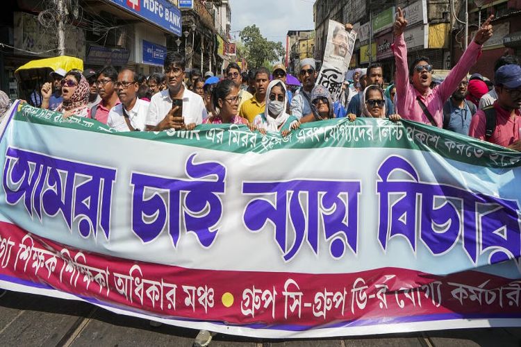 Contract teachers stage sit-in protest demanding pay hike after march to Bengal Assembly is stopped