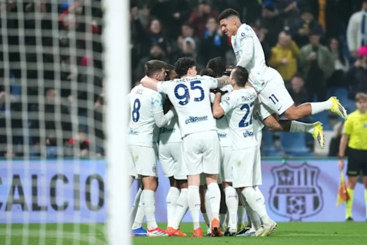 Inter Milan beat Sassuolo to open up an eight-point lead at the top of Serie A