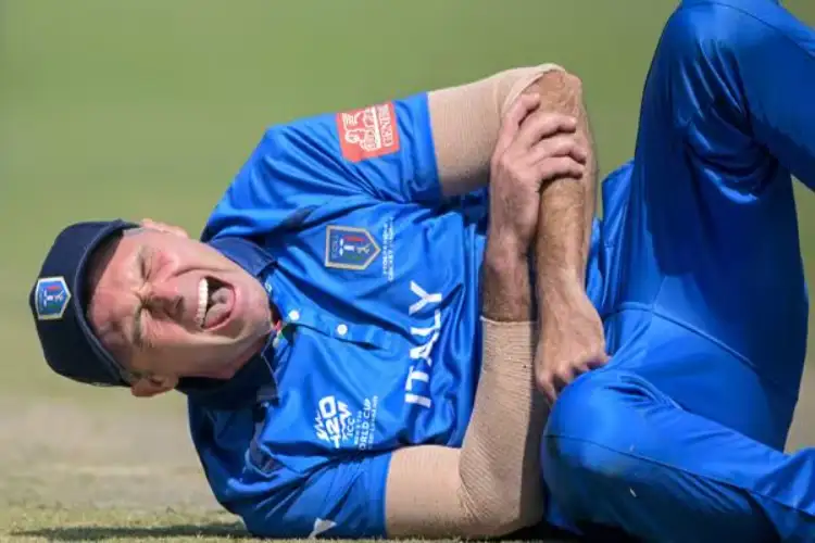 Italy captain Wayne Madsen suffers injury during T20 World Cup match against Scotland