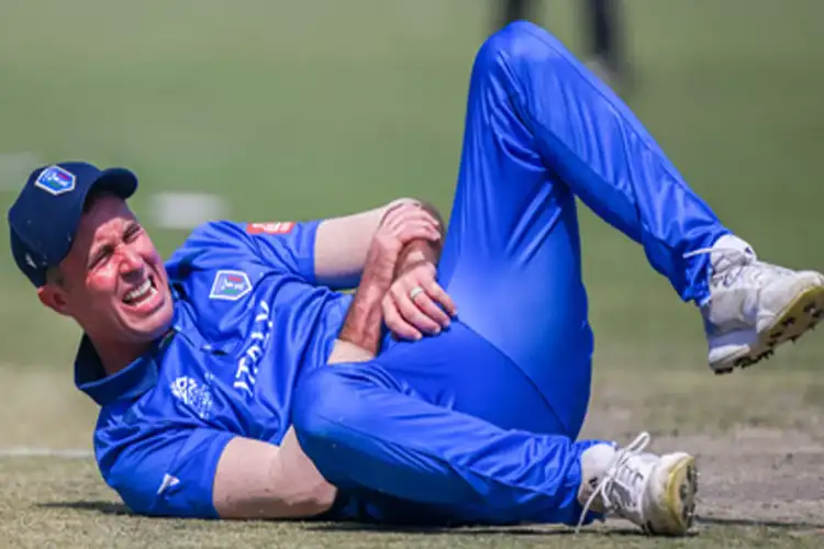 Italy captain Wayne Madsen suffers injury during T20 World Cup match against Scotland