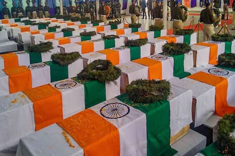 14 फरवरी : जम्मू-कश्मीर के पुलवामा जिले में आतंकी हमला