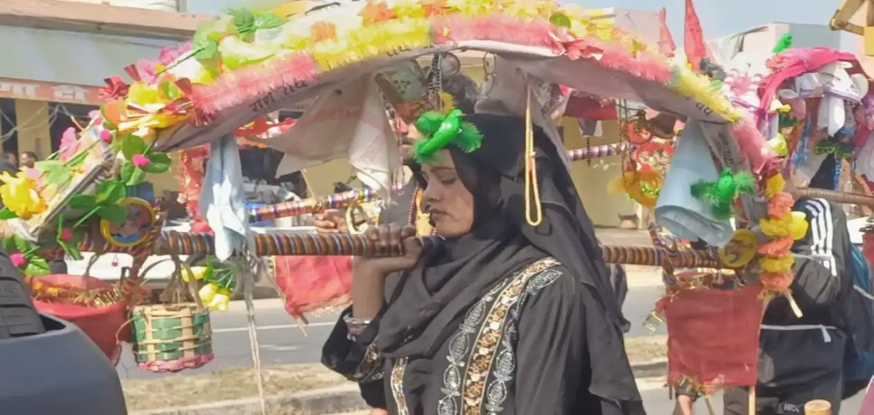 An example of Ganga-Jamuni culture: Tamannaah leaves Haridwar carrying a Kanwar, a caravan of brotherhood grows with chants of 'Bol Bhole'.