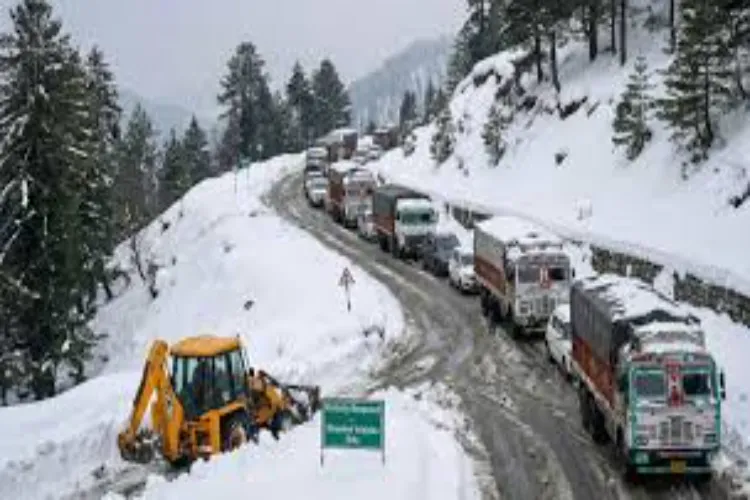 Jammu and Kashmir: Bhaderwah-Pathankot road blocked due to avalanche in Guldanda, BRO immediately restored traffic.