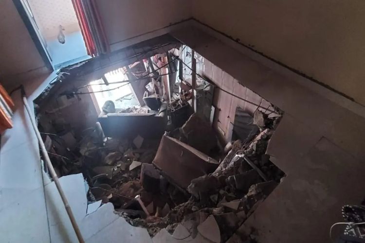 Three people injured, 80 rescued after a building slab collapses in Thane