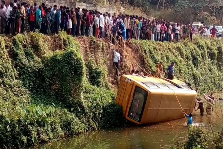 School bus falls into river in Kerala, students have a narrow escape