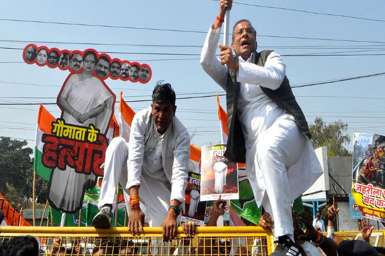 Congress protests in MP Assembly premises, accusing BJP government of 'false' and 'hollow' promises