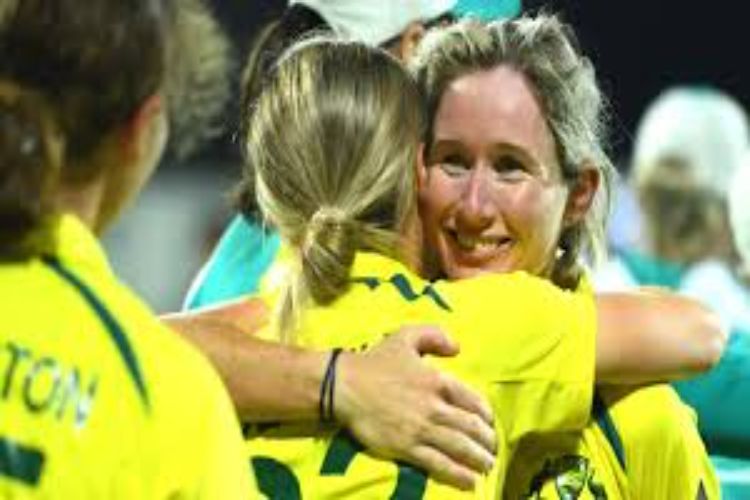 Australia set India a target of 164 with the help of a record partnership between Woll and Mooney.