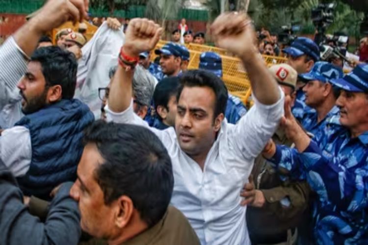 BJP workers show black flags to Rahul Gandhi in Mumbai