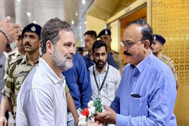 Rahul Gandhi holds meeting with Congress leaders in Mumbai