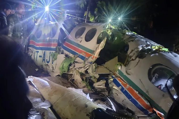 An air ambulance going from Ranchi to Delhi crashed in Chatra, killing all 7 people on board.