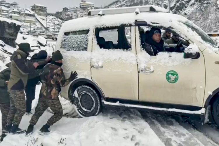 Sikkim: Over 2,700 tourists stranded due to heavy snowfall rescued
