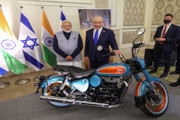 Modi visits technology exhibition in Israel, invites companies to invest in India