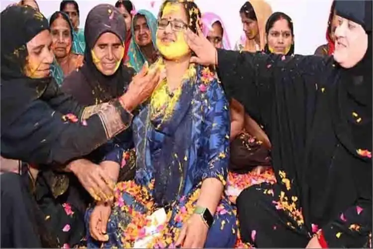 Muslim women in Kashi played Holi with colours and gave the message of world peace.