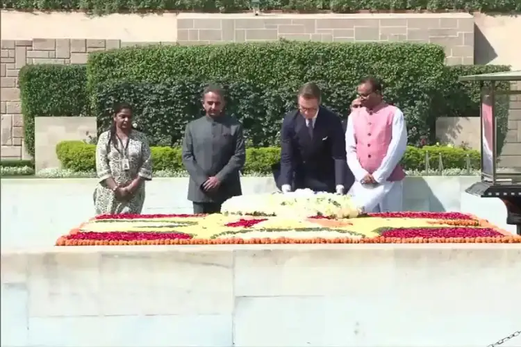 Finnish President Alexander Stubb pays tribute to Mahatma Gandhi at Rajghat