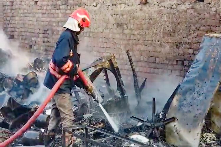 Over 100 huts gutted in Delhi's Rithala fire, body of a girl recovered