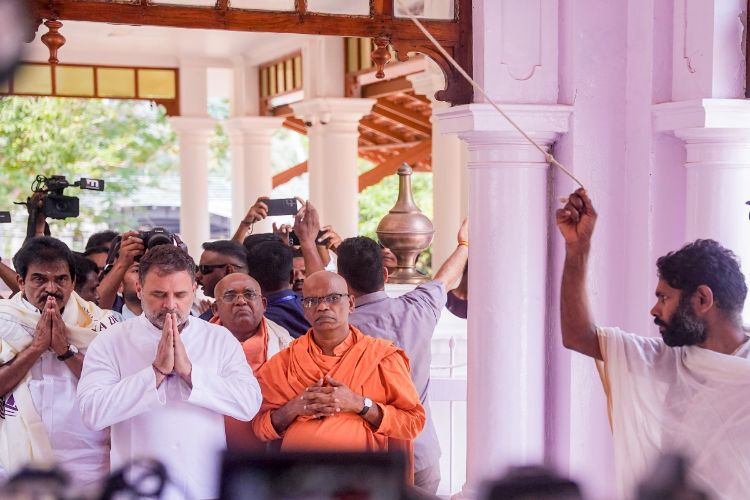 Rahul Gandhi visits Sivagiri Mutt in Kerala