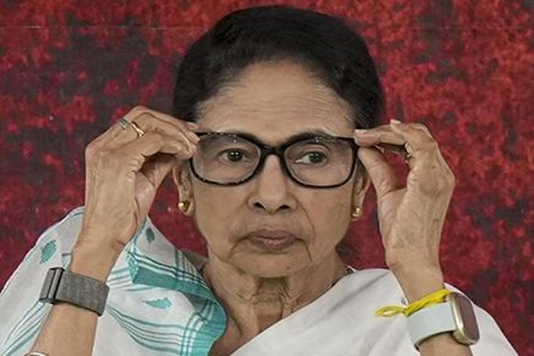Mamata asks Trinamool women's wing to protest against LPG price hike