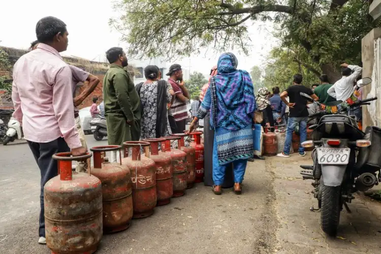 Uttar Pradesh: Consumers line up outside gas agencies amid domestic gas shortage fears