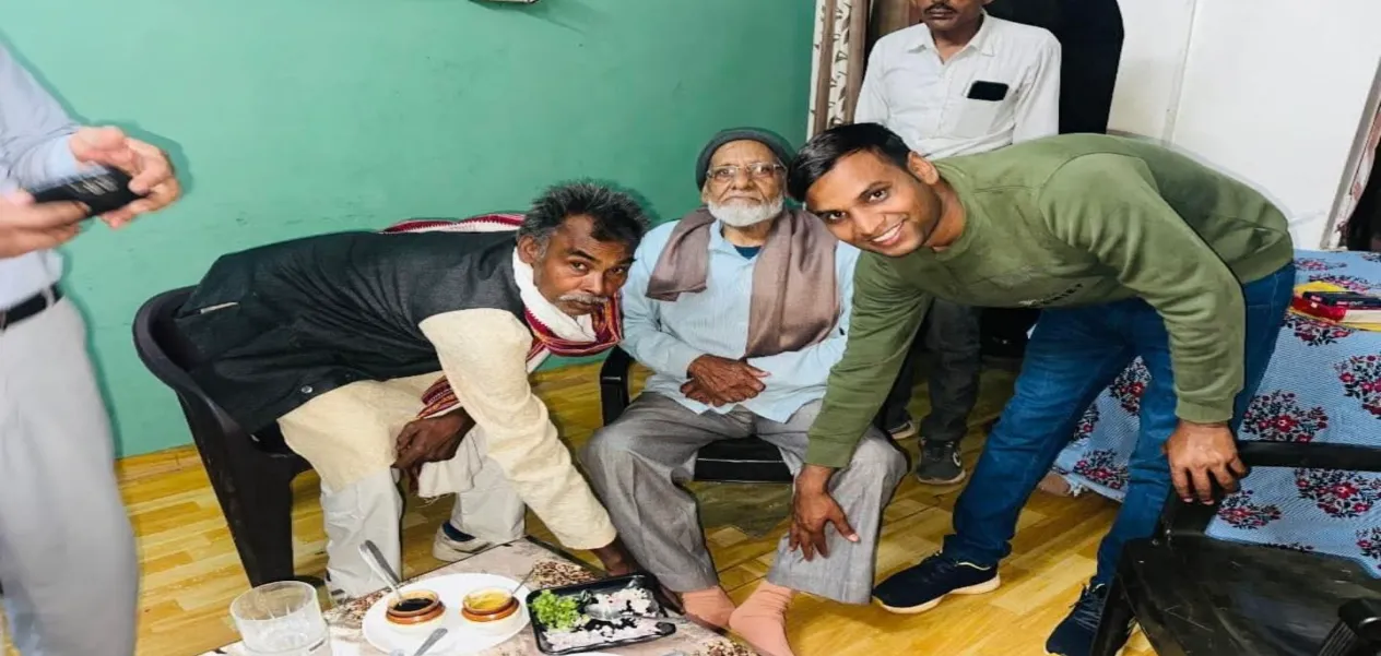 DSP Santosh Patel meets his guru after 30 years, touches Muslim teacher and seeks his blessings