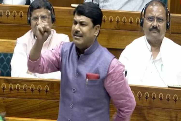 हम खामेनेई को सलाम करते हैं, जिन्होंने अमेरिका के आगे घुटने नहीं टेके: सपा सांसद