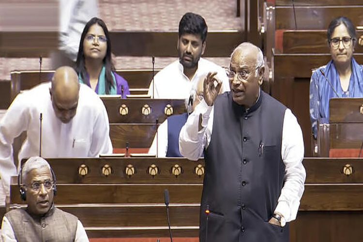Parliament should discuss the situation in West Asia and the cooking gas crisis, and the Prime Minister should respond: Kharge