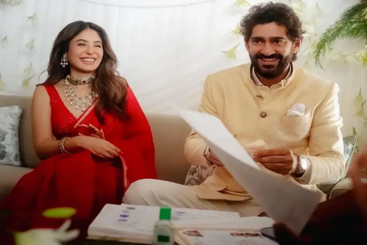 Gaurav Kapur, Kritika Kamra are now married, pose as husband and wife in traditional ensembles