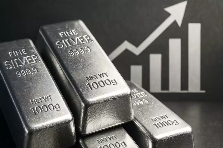 Silver crosses Rs 2.73 lakh per kg in futures trade