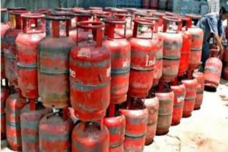 Maharashtra govt orders oil companies to immediately fix gas booking apps, prioritises LPG supply for public institutions