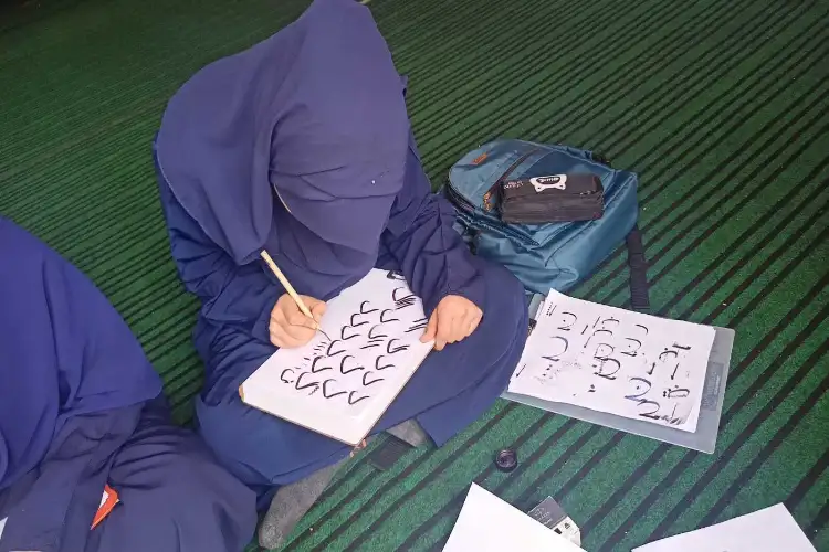 J-K: Self-taught calligraphy artist in Srinagar educates next generation with training institute