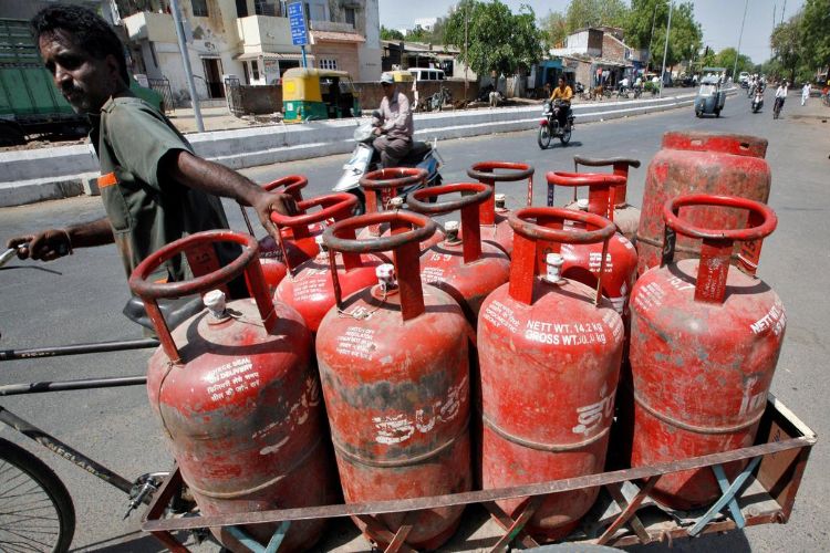 LPG crisis forces exodus of migrant workers from Kerala ahead of Eid and elections