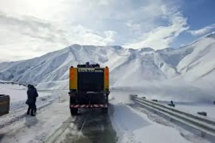 J-K: Indian Army rescues 235 civilians stranded at Sinthan Top in Kishtwar due to heavy snowfall