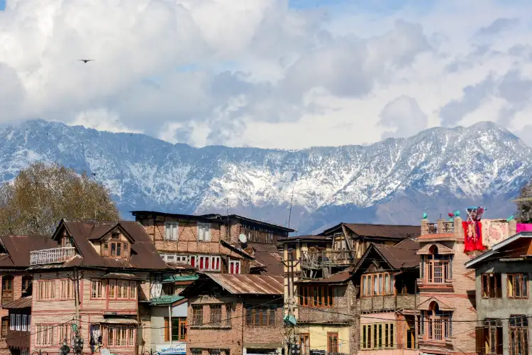 Higher reaches of Kashmir receive fresh snow as wet spell persists in Valley