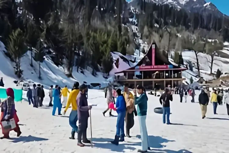 Himchal Pradesh: Return of snowfall in March sparks tourism boom in Solang Valley