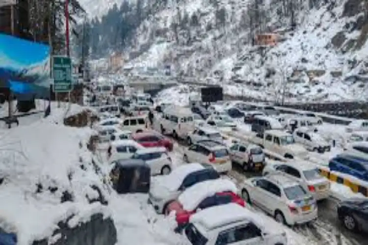 Heavy rain, snow lash Himachal; IMD issues thunderstorm, hail alerts