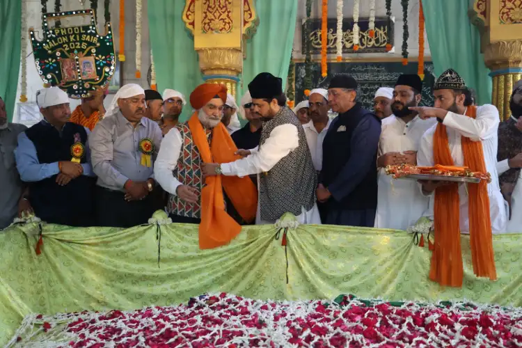 Delhi LG offers 'Chadar' at Khwaja Qutbuddin Bakhtiyar Kaki dargah in Mehrauli