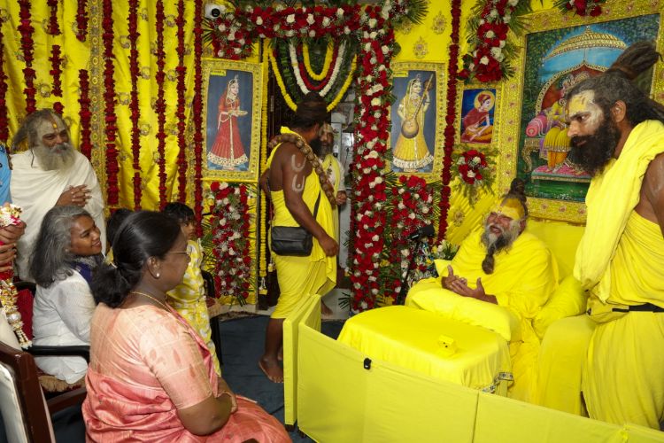 President Draupadi Murmu meets Saint Premananda Maharaj, holds spiritual discussions