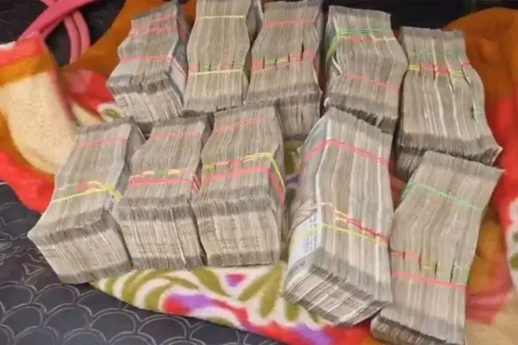 Flying Squad team siezes Rs 25 lakh in cash in Kolkata