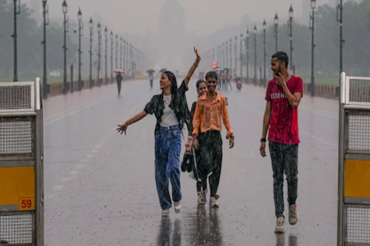 Rain in some areas of Delhi, 'Yellow' alert issued for the next few hours