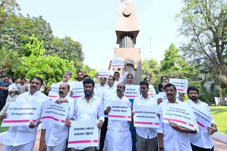 BRS leaders protest in Hyderabad over pending fee reimbursements for students