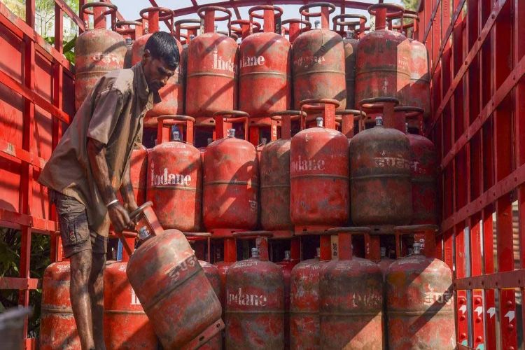 Odisha restaurants cut menus due to LPG shortage; switch to coal and wood