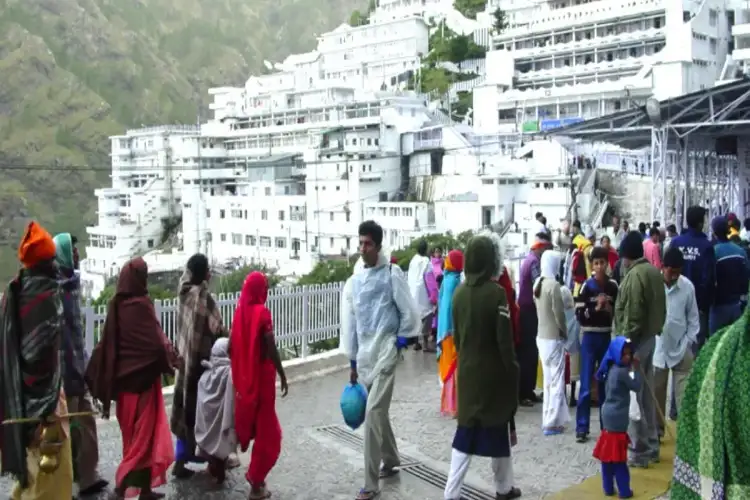 Devotee rush continues at Vaishno Devi amid Navratri