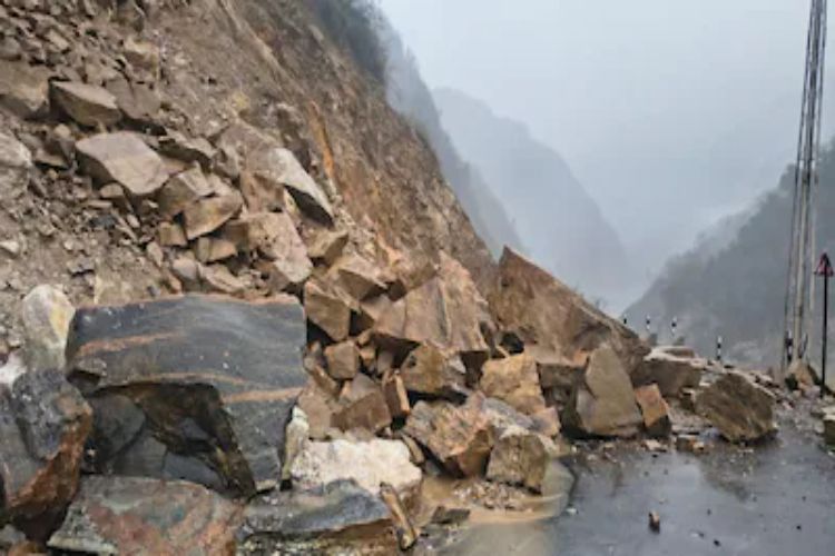 Around 200 tourists stranded in Chungthang after landslide in North Sikkim