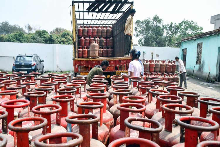 LPG supply to those who do not avail PNG services even if it is available will be stopped: Government order