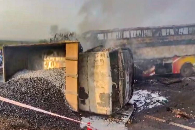 Andhra Pradesh: 13 people died in a bus fire; President Murmu and Prime Minister Modi expressed condolences.