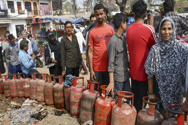 UP: People queue for fuel with canisters in Lakhimpur Kheri even as Govt appealed against panic buying
